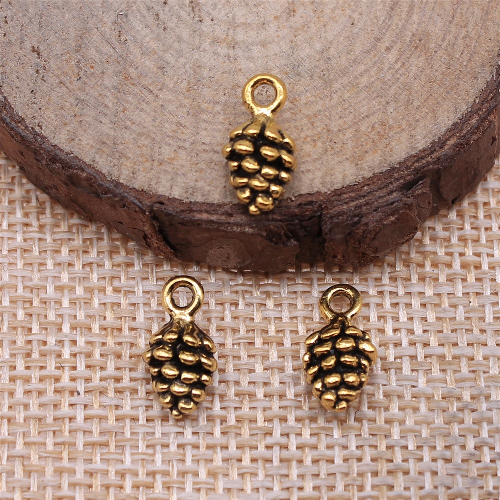Vintage Fashion Blog - 40 piezas de colgantes de piñones